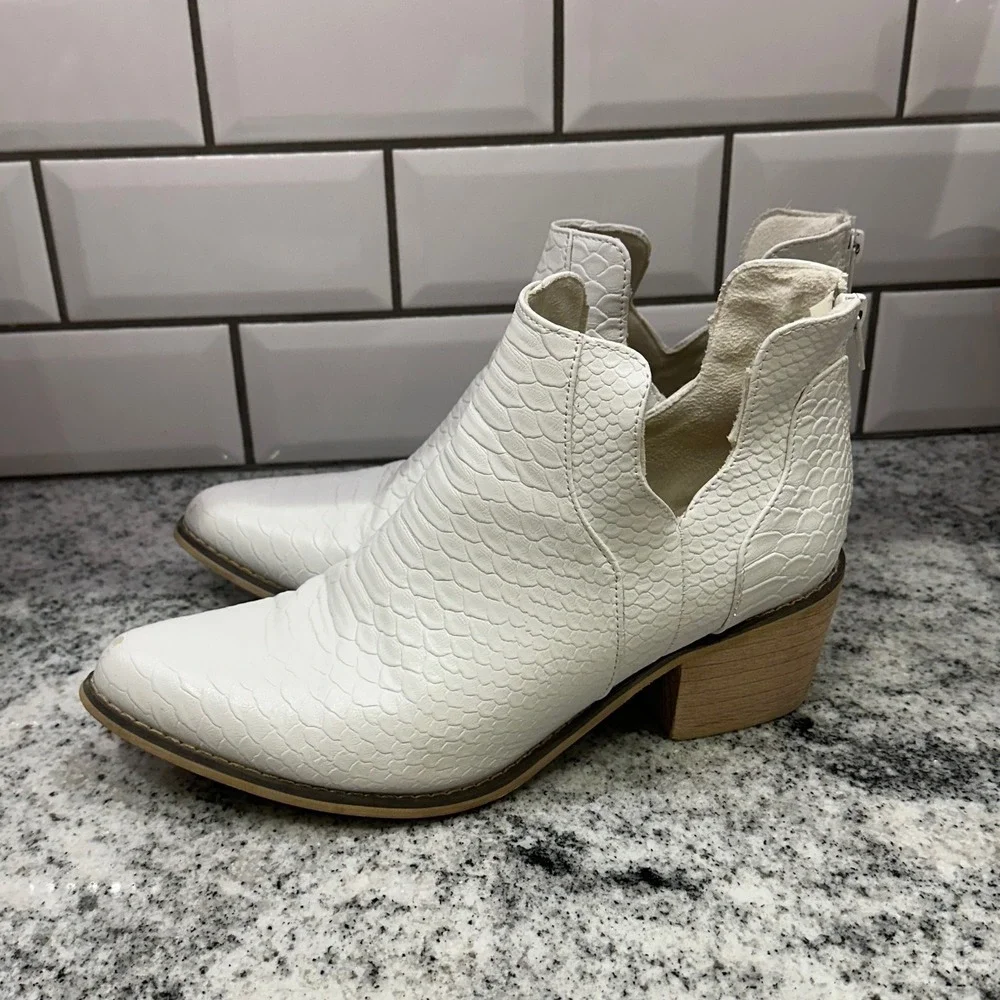 Natural Reflections White Snake Embossed Western Ankle Boots‎ Booties Women 8.5
